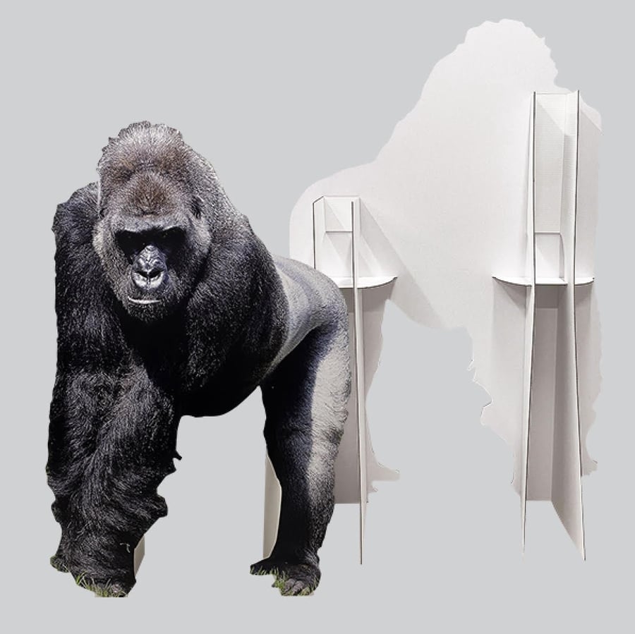 Életnagyságú gorilla kartonfigura elölről és a hátoldali támasztékkal