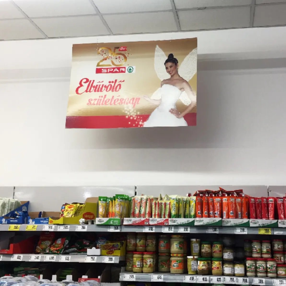 „Elbűvölő születésnap” fali reklámplakát a SPAR-ban