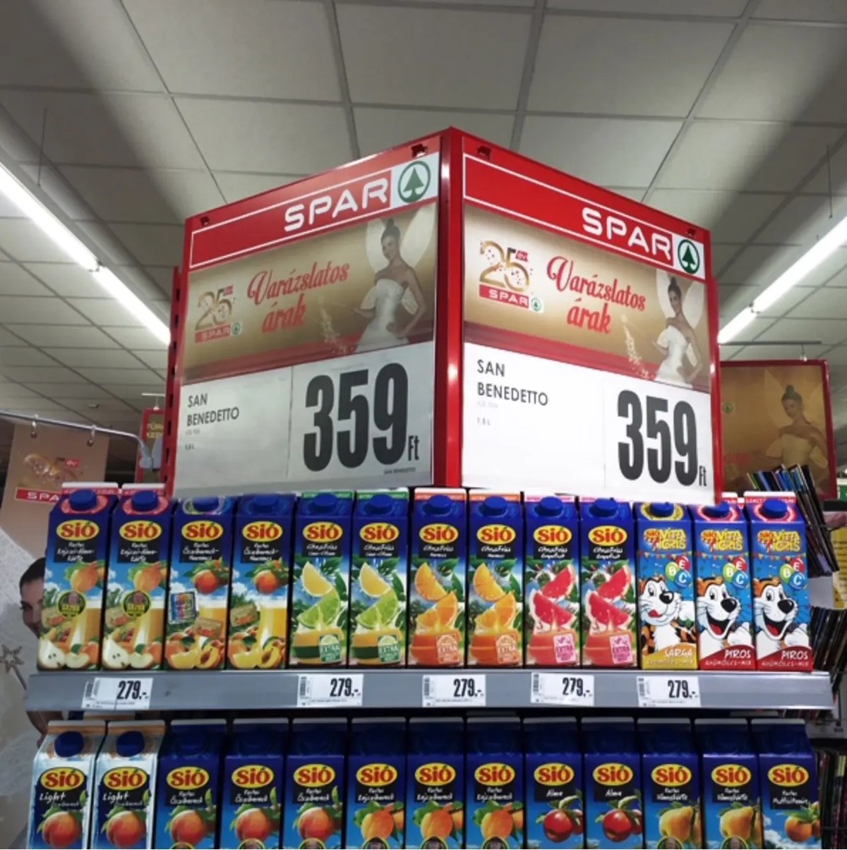„Varázslatos árak” árjelző tábla SPAR polctetőn