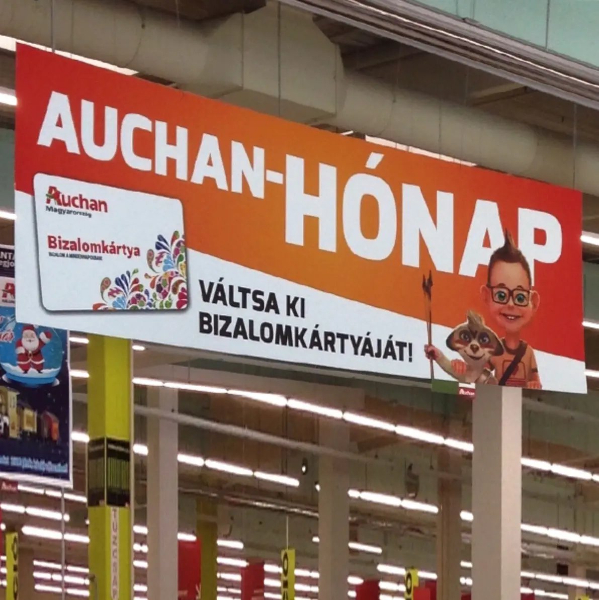 „Auchan-Hónap” függő reklámplakát Bizalomkártya kampánnyal