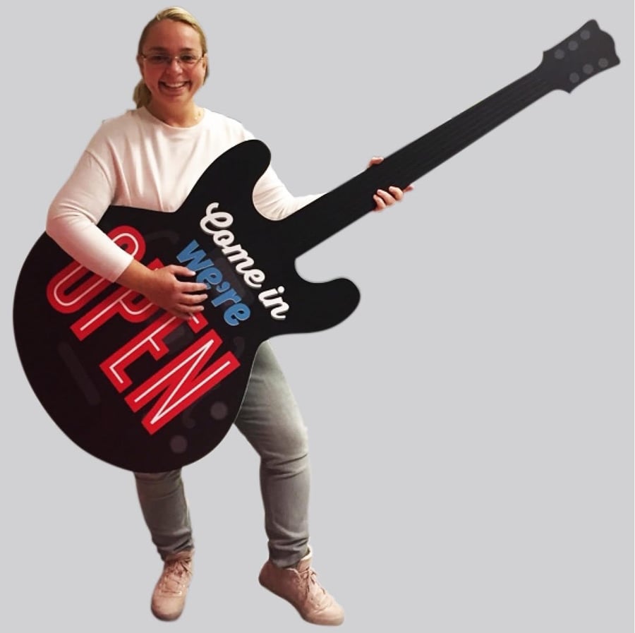 Gitár alakú kartonfigura rendezvényre, egyedi kontúrvágással