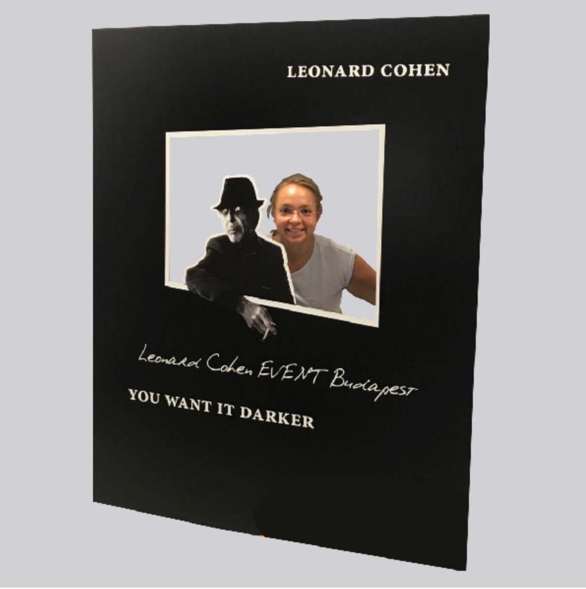 Leonard Cohen selfie keret használat közben